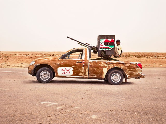Xe dân sự được độ súng máy phòng không của phe nổi dậy ở Libya năm 2012